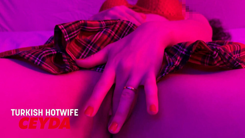 Ceyda: Hotwife Turki Ceyda melancap dengan skirt mini