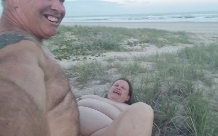 WeAreFukBunnies: Une BBW sexy se fait baiser à la plage