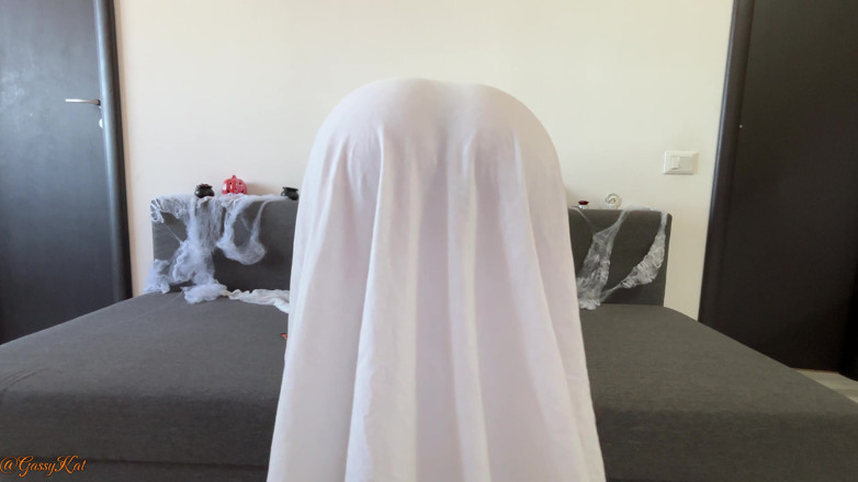 GassyKat: Ghost Farts: Nawiedzony gaz pod prześcieradłem