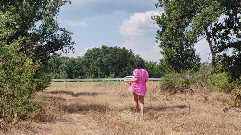Za Za: Uma vagabunda escrava mostra sua bunda rosa na estrada