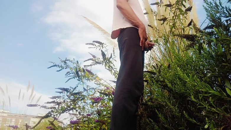 Young penis piss: Un garçon filme en faisant pipi