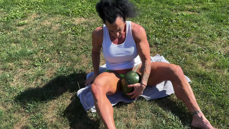 Kandylegsxxx: La miLF muscolare kandys in una schiacciamento della anguria in...