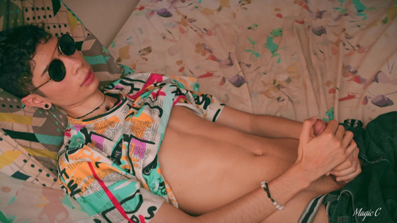 Magic C: Cowok kembar latino ini lagi asik ngocok kontol cowok ini...