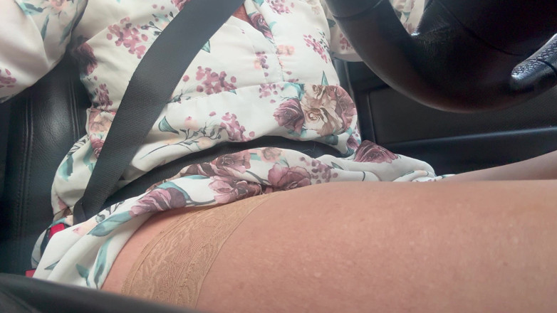 Step Mommy: ホットでエレガントで成熟した妻がストッキング姿でセクシーな脚を見せながらオフィスへ向かう