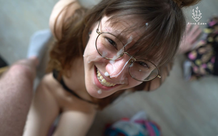 Anne Eden: Éjaculation sur des lunettes après une bonne baise en levrette