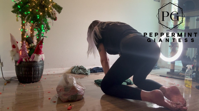 Peppermint Giantess: Наслідки фруктової тисняви: очищення соковитого безладу на підлозі