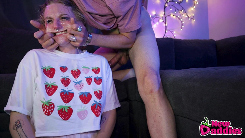 NewDaddies: Curvă Blondă Este Futută În Față Cu Capul În Jos