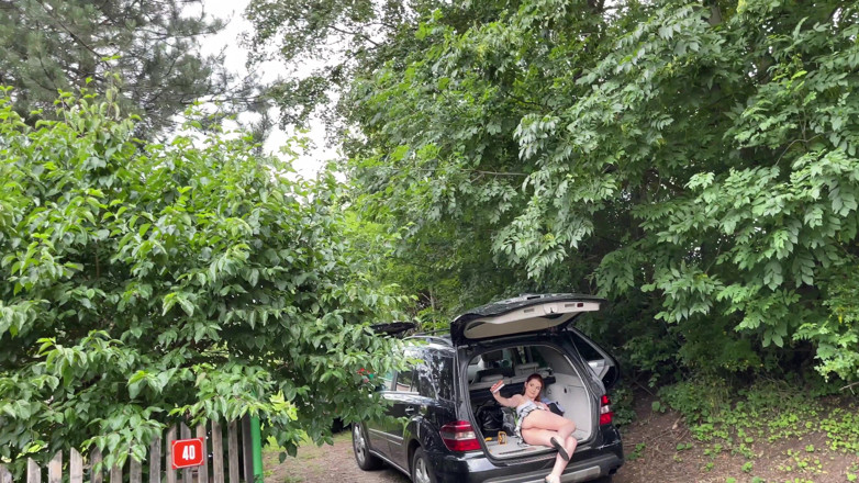 No panties TV: Heiße rothaarige in kurzem rock lädt ein auto