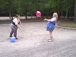 BBW nurse Vicki adventures with friends: BBW-mädels spielen volleyball mit ballons