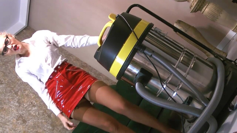 Goddess Celine: Seduz a babá aspirando