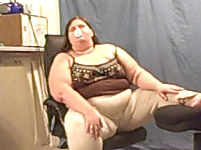 BBW nurse Vicki adventures with friends: Товстушка Енджі жує і смокче гумку для вас