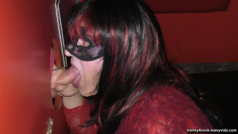 Tranny 4 cock: Avalage multiple d'éjacs au gloryhole - partie 2