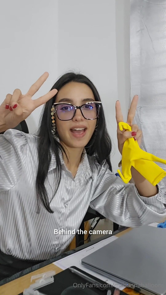 Lover loon studio: Marianna încearcă să-și umfle balonul pătrat fără să-l spargă