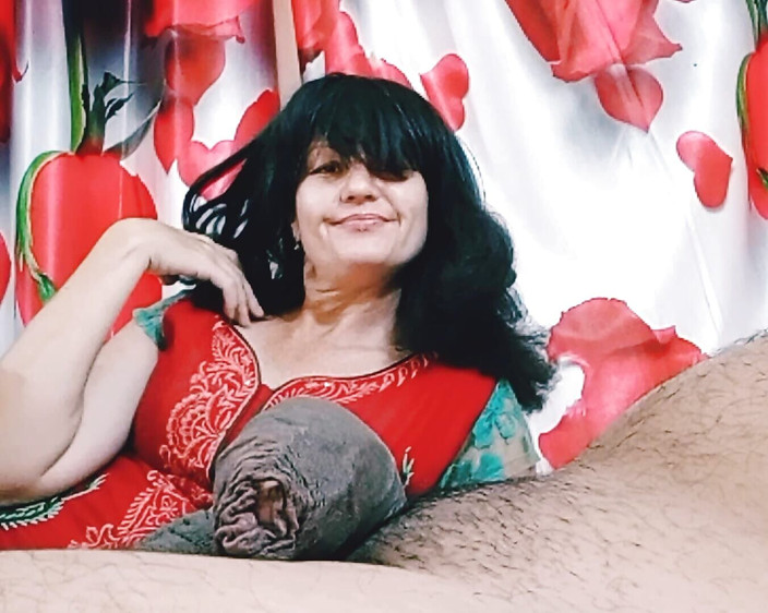 Bolly Karma: Berseronok dengan ibu tiri MILF panas menjadi salah
