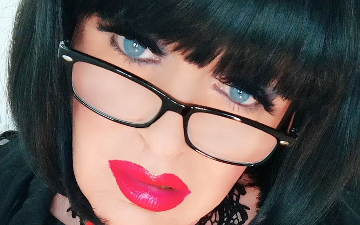 Emma Browne: La trans stuzzica e gioca