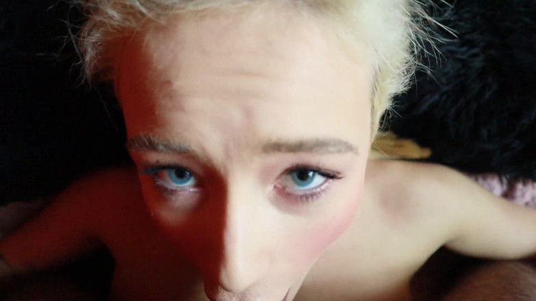 AnnaReyBlonde: Futai în față. Blonda are parte de ejaculare facială cu plăcere....