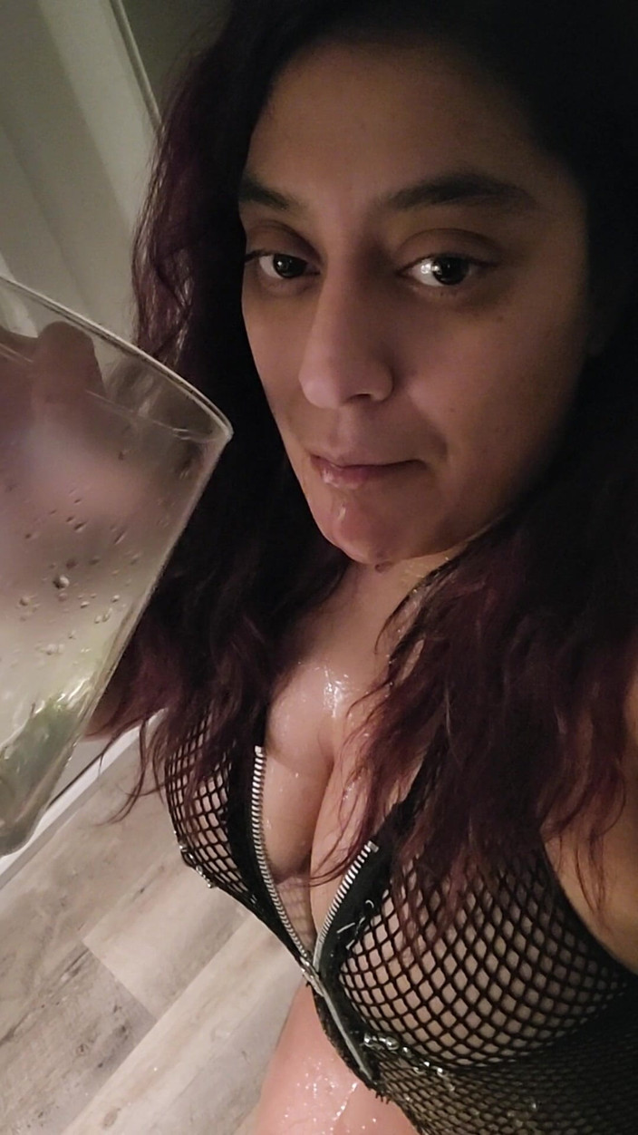 Latinaknows_best: La bella latina fa pipì in un bicchiere e beve...
