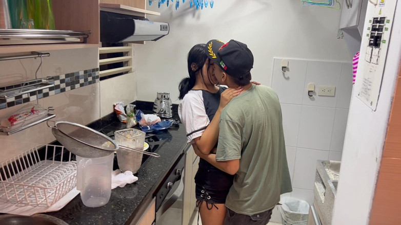 zacymaddy: Adik tiriku nggak aman tentang seksualitasnya, aku bikin dia sange...