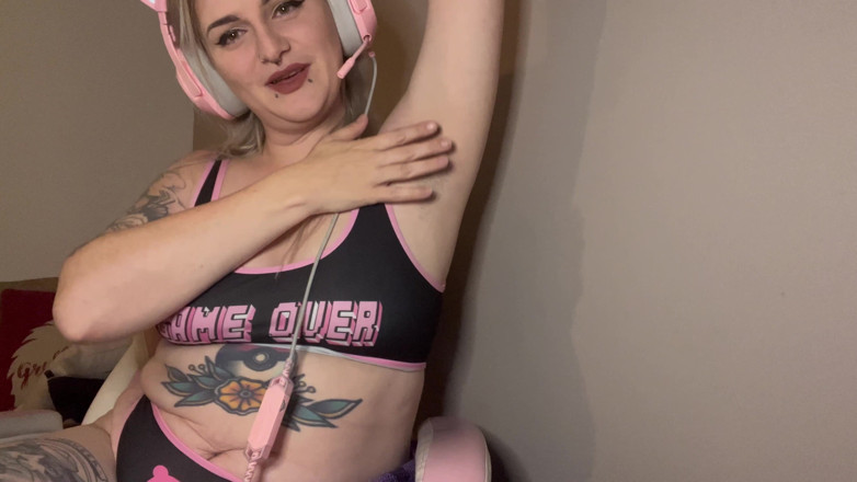 EeveeXo: Gamermeisje harige okselaanbidding