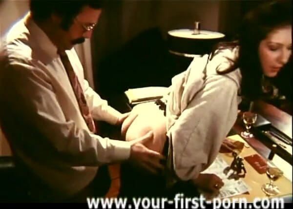 GERMAN PORN CLASSICS: Відео про шахрайа