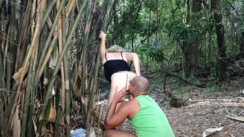 Redqueen films: Baise derrière les arbres dans un parc avec une grosse...