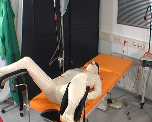 Rubber & Clinic Studio - 1ATOYS: Esame di gomma per lo schiavo di gomma
