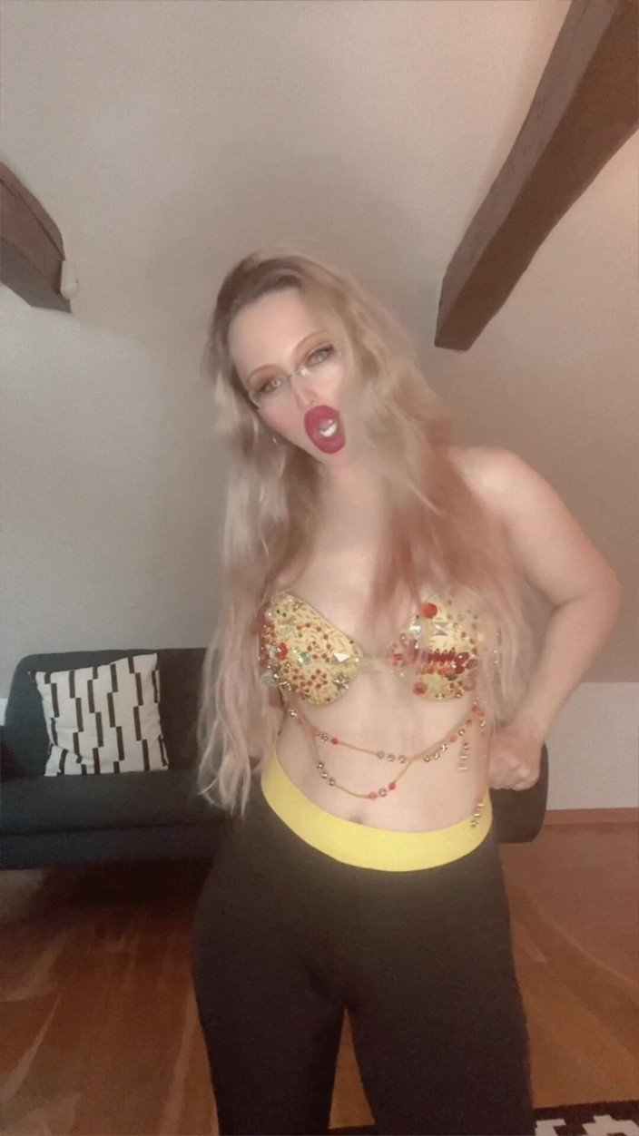 FinDom Goaldigger: 펠라 버전 2 노래 릴리스 2 9 월 2024. 싱어 파인덤 골키퍼