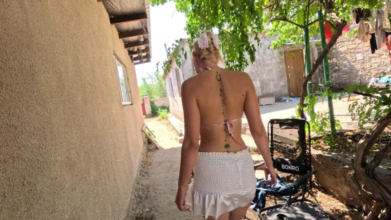 HotPrincessUA: Une tondeuse à gazon sexy se fait et la voiture ne...