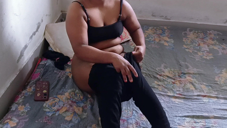 Your_Sapla: Une étudiante indienne desi se doigte et se masturbe, vidéo MMS