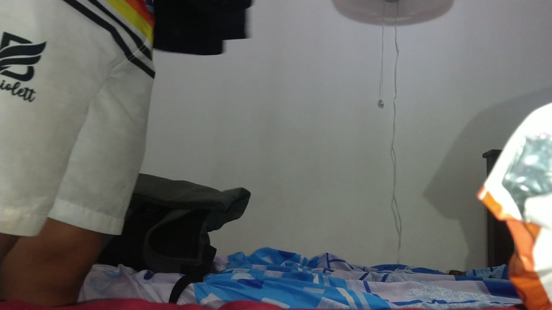 AngyAmazon: Mon cocu entre dans la chambre pendant que son ami...