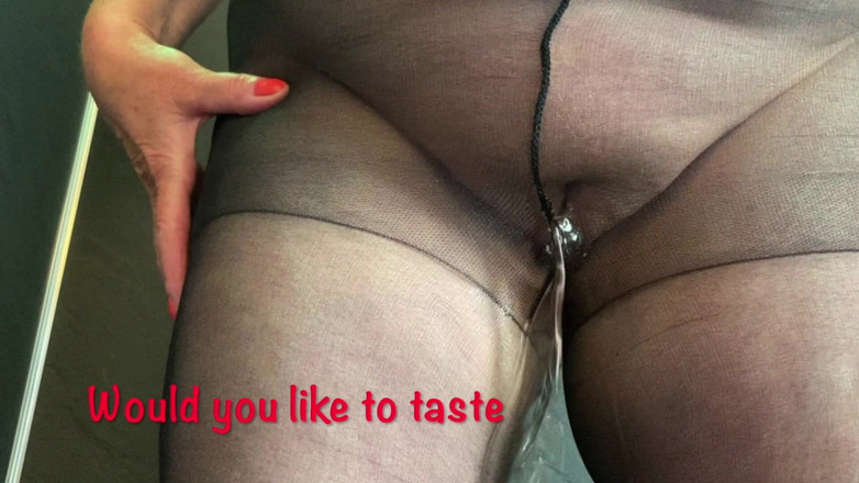 Mr MF: Mme mature pieds dans ses collants