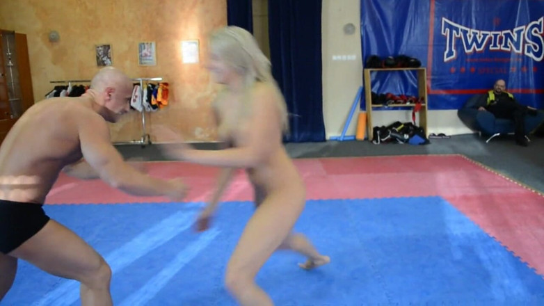 European Erotic Mixed Wrestling Club: Prenses benzeri Victoria Diamond erkek fahişe Miki'i kucak dansı için...