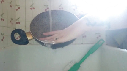 Nicoletta Embassi: Rửa bát nóng bỏng