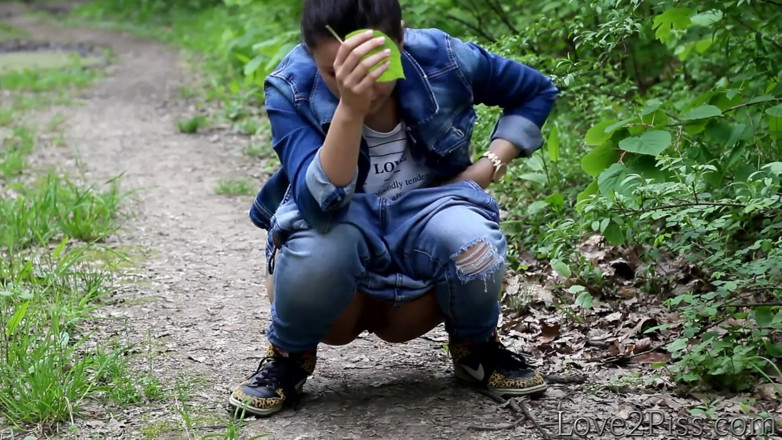 Love 2 Piss: Витирання листом