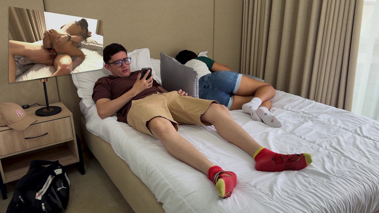 Pipe Boy: Ada Kamar Hotel Lagi? Aku harus berbagi ranjang sama saudara...