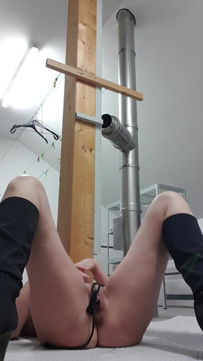 JulieEroticDress: Une MILF squirte ses seins