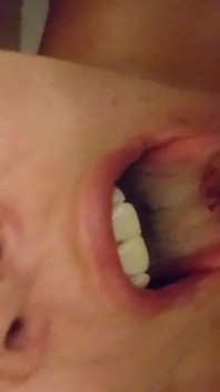 Pisse dans sa bouche dans la salle de bain