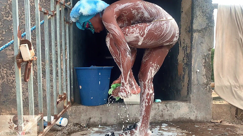 Naturelle Chocolat: Mandi gaya kampung panas, suka merasai tamparan angin pada dubur...