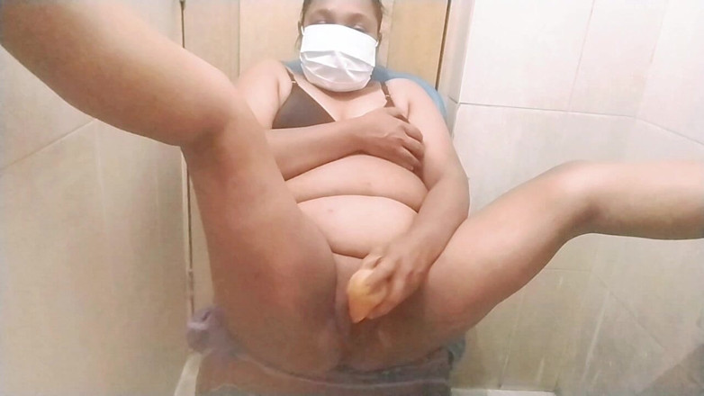 sexymusia1998: Um momento engraçado da cunhada batendo nela com uma cenoura...