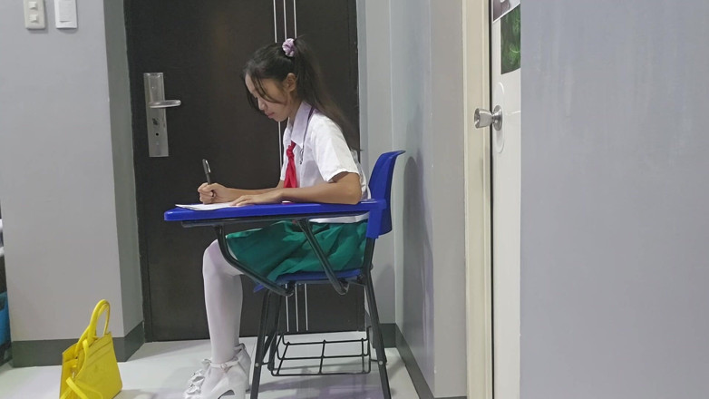 creamberryfairy: Siswi yang putus asa ini lagi asik kencing