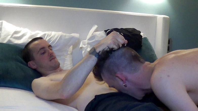 Gaybareback: 휴고 그랜트에게 맨발로 따먹히는 자카리