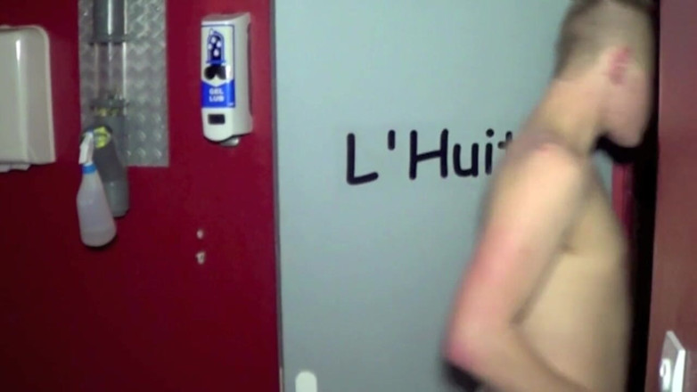 Crunch Boy: El twink Ricky usado por Kamel en sauna