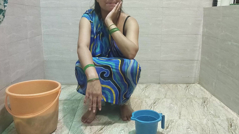 Saarabhabhi6: सौतेली मम्मी कपड़ों की सफाई करते हुए सौतेले बेटे को उसे चोदने देती है
