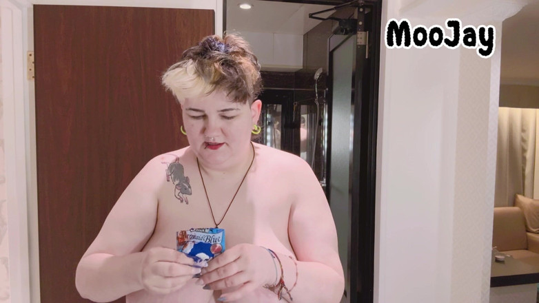 Moo Jay: Morendo i miei capelli e anni con le mie tette...