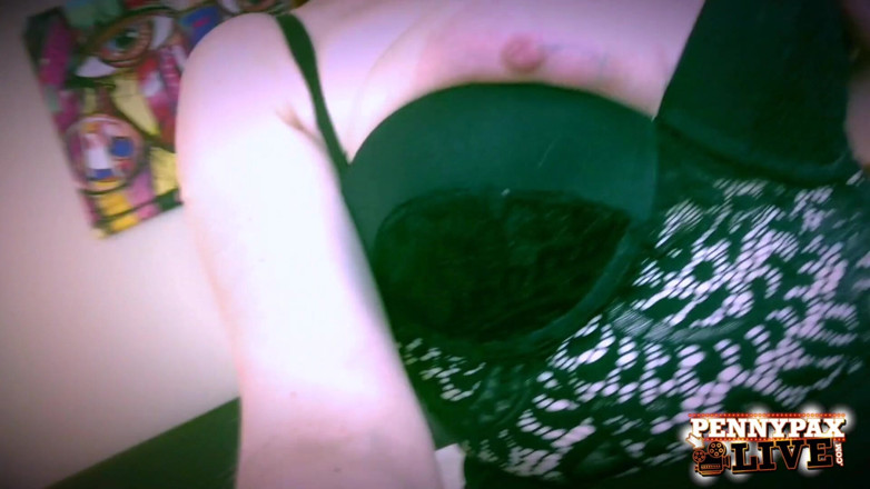 Penny Pax: Máy bay bà già Penny Pax gặp bạn trai da đen...