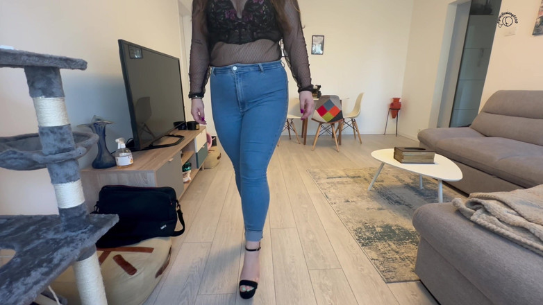 Your fantasy studio: Elle se promène en talons hauts et en jean en...