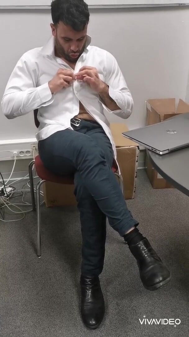 Straight Addickted: Schau zu, wie dieser geile heterosexuelle im büro dezent wichst!...