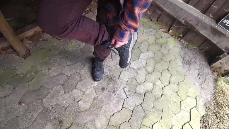 Bouncy Tits Action: Fackování jejích koz u železnice a v Malé chatrči