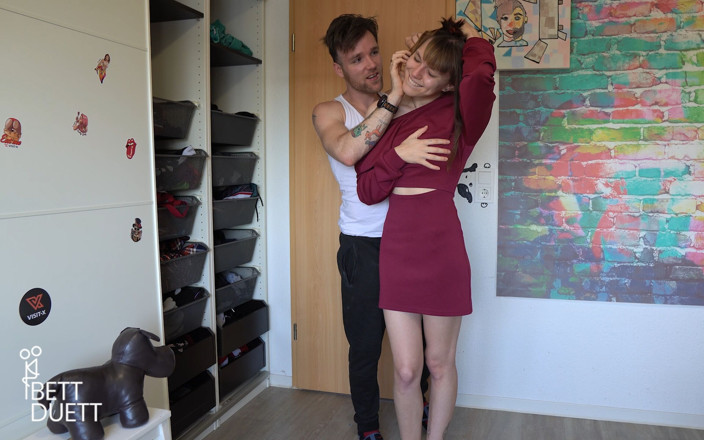 BettDuett: Petite amie, zipper coincée pour baiser