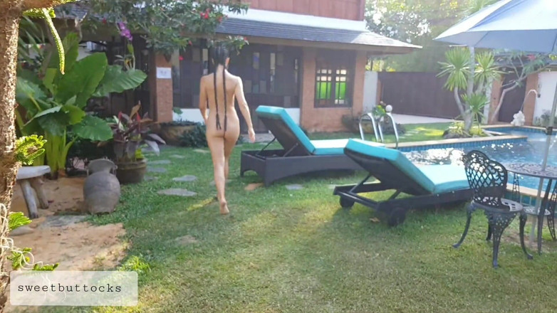SweetButtocks: Lagi asik nikmatin kolam renang sendirian